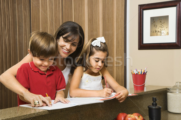 Foto d'archivio: Famiglia · compiti · per · casa · ispanico · madre · aiutare · bambini