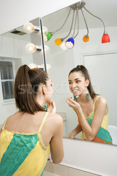 Femeie uita oglindă femeie caucazian Imagine de stoc © iofoto