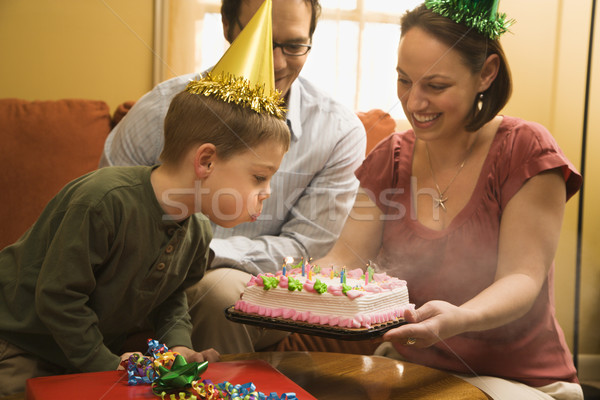 Junge Geburtstagskuchen Party hat Stock foto © iofoto
