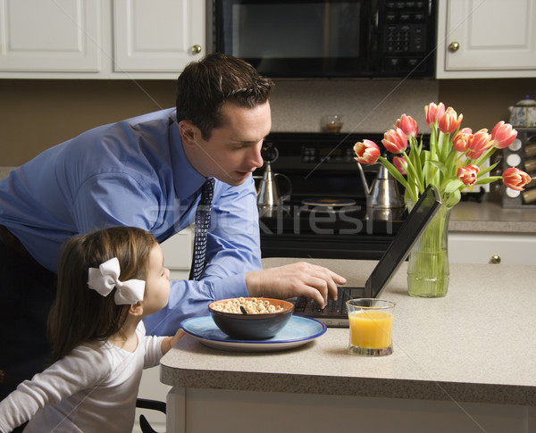 Om copil caucazian tată costum folosind laptop Imagine de stoc © iofoto