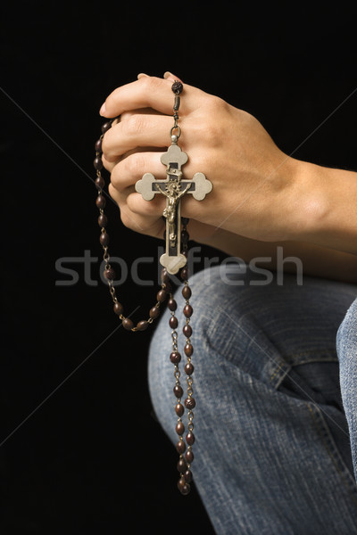 Frau beten Hände halten Rosenkranz Kruzifix Stock foto © iofoto