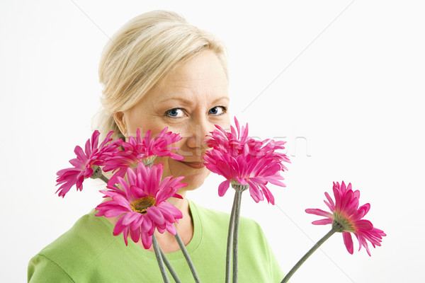 Stock foto: Frau · schauen · Blumen · Porträt · lächelnd · Erwachsenen