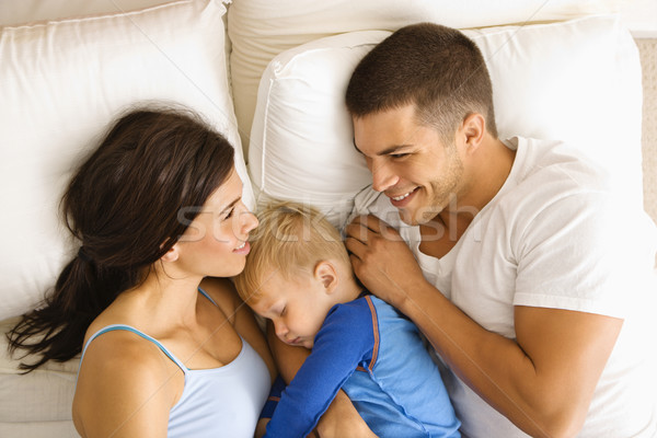 Család ágy kaukázusi felnőtt szülők kisgyerek Stock fotó © iofoto