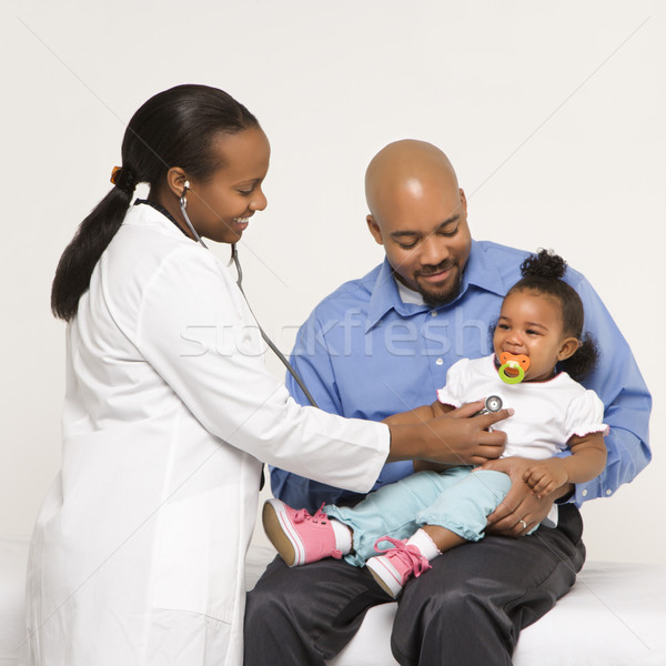 Tată copil femeie pediatru Imagine de stoc © iofoto