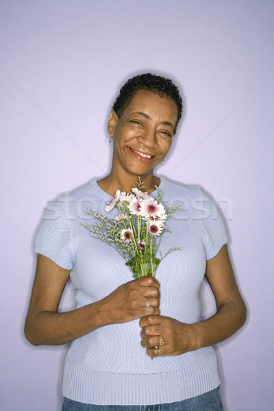 Nő tart virágok afroamerikai középkorú felnőtt női Stock fotó © iofoto