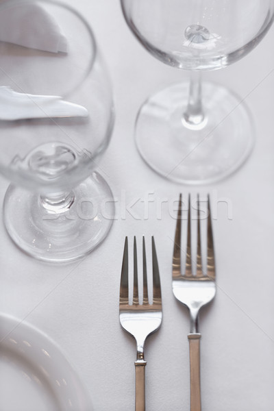 Stół dwa posiedzenia biały obrus pionowy Zdjęcia stock © iofoto