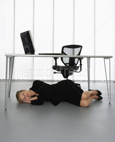Zakenvrouw kaukasisch slapen vloer computer bureau Stockfoto © iofoto
