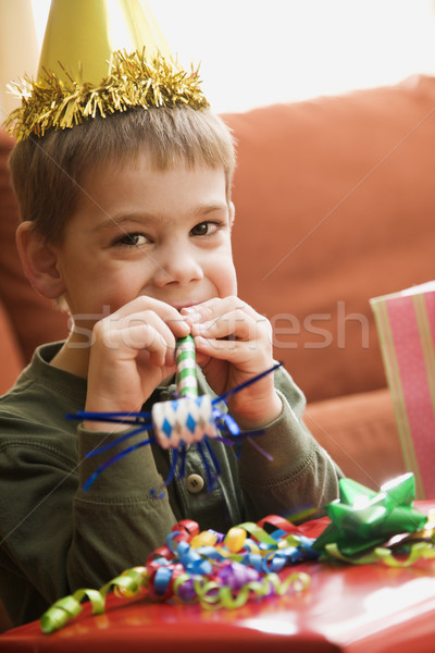 Foto d'archivio: Ragazzo · festa · di · compleanno · guardando · sorriso