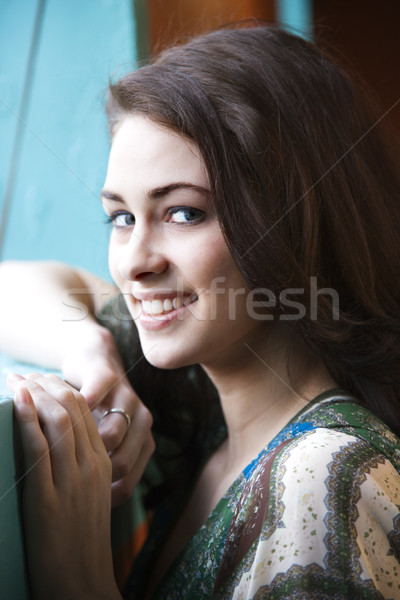 Portret jonge vrouw arm vensterbank Stockfoto © iofoto