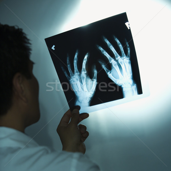 Orvos megvizsgál ázsiai amerikai férfi orvos üzlet Stock fotó © iofoto