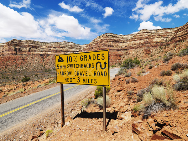 Foto stock: Empinado · carretera · senalización · de · la · carretera · alerta · Utah