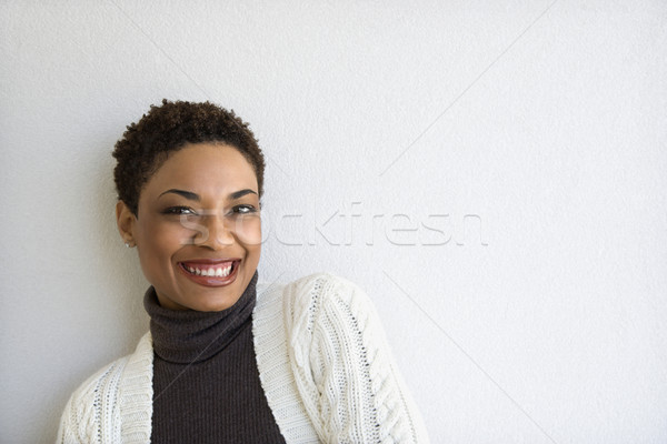 Aantrekkelijk glimlachende vrouw afro-amerikaanse vrouw permanente Stockfoto © iofoto
