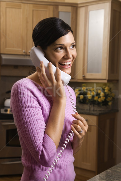 Kobieta mówić telefonu uśmiechnięta kobieta przyjemny telefon Zdjęcia stock © iofoto