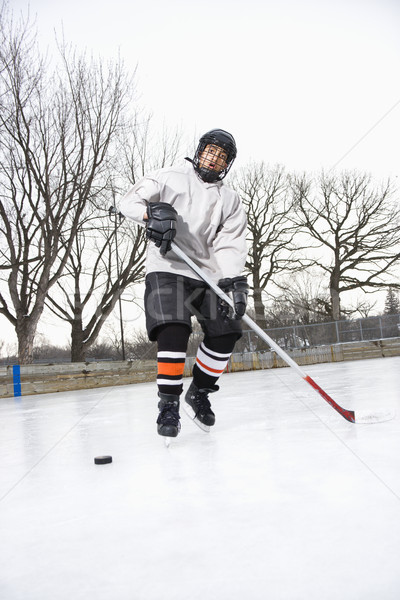 Chłopca gry hokej uniform skating lodu Zdjęcia stock © iofoto