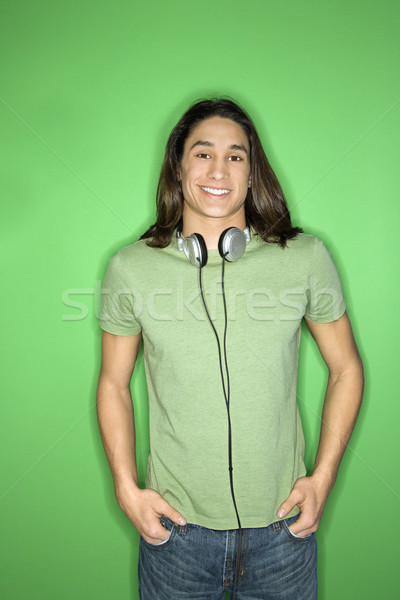十幾歲的男孩 微笑 青少年 男孩 頭戴耳機 周圍 商業照片 © iofoto