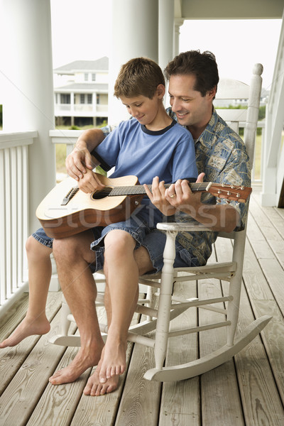 Foto stock: Hijo · de · padre · jugando · guitarra · hijo · vertical · tiro