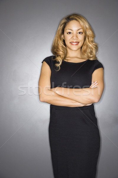 Ziemlich lächelnde Frau Porträt lächelnd hübsche Frau schwarzes Kleid Stock foto © iofoto