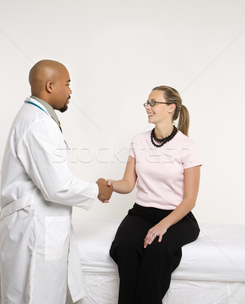 [[stock_photo]]: Médecin · patient · serrer · la · main · Homme · femmes