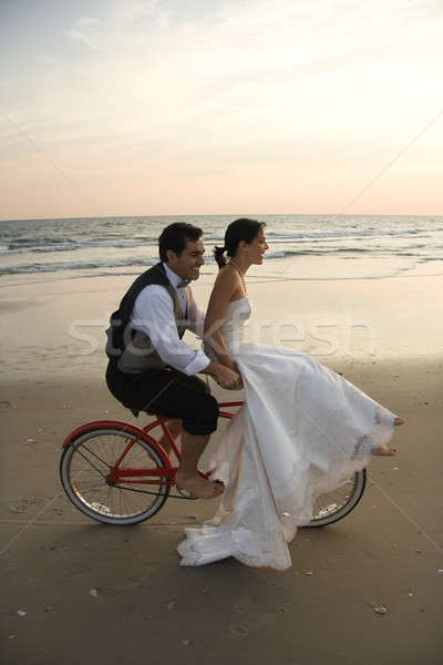 Pár lovaglás bicikli tengerpart menyasszony fogantyú Stock fotó © iofoto
