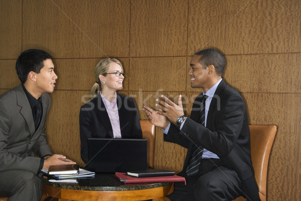 Geschäftsleute Diskussion drei sitzen wenig Stock foto © iofoto