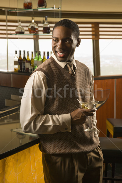 Foto stock: Homem · potável · martini · africano · americano · adulto · em · pé