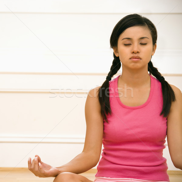 Mulher relaxante mulher jovem sessão piso meditando Foto stock © iofoto