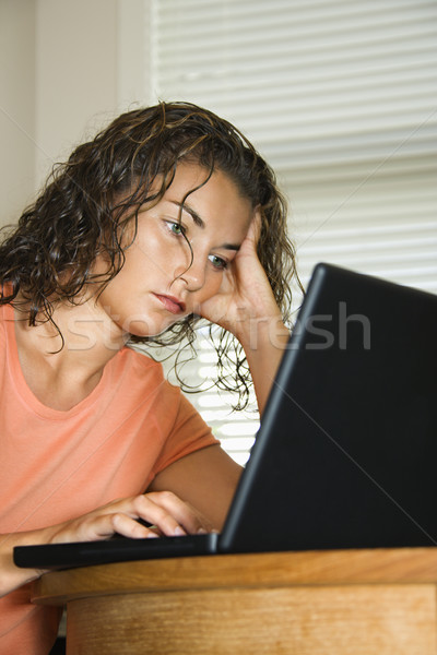 [[stock_photo]]: Femme · portable · joli · brunette