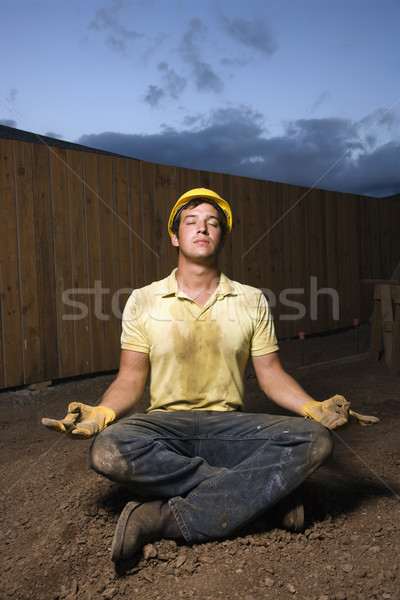 Meditando trabajador de la construcción caucásico masculina yoga meditación Foto stock © iofoto