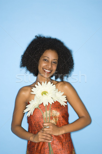 Nő tart virágok túlméretezett hamisítvány nők Stock fotó © iofoto