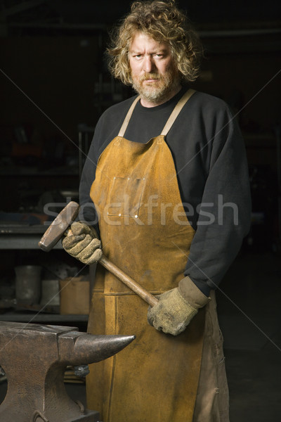 Porträt männlich halten Hammer streng Stock foto © iofoto