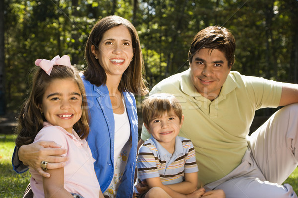 Portret de familie Hispanic în aer liber femeie familie zâmbet Imagine de stoc © iofoto