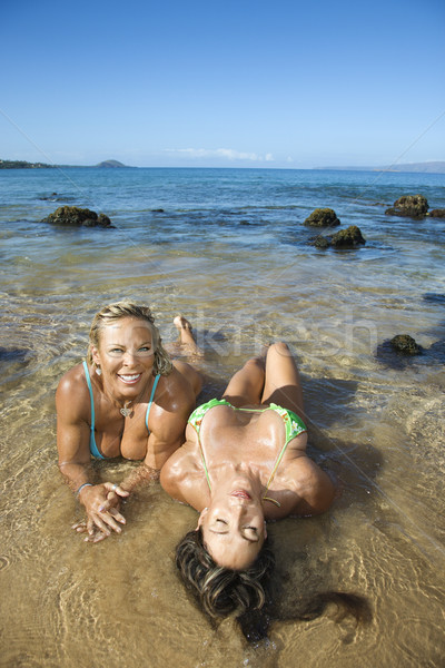 Nők tengerpart csinos kaukázusi felnőtt ül Stock fotó © iofoto