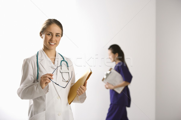 Femeie medici caucazian medic zâmbitor uita Imagine de stoc © iofoto