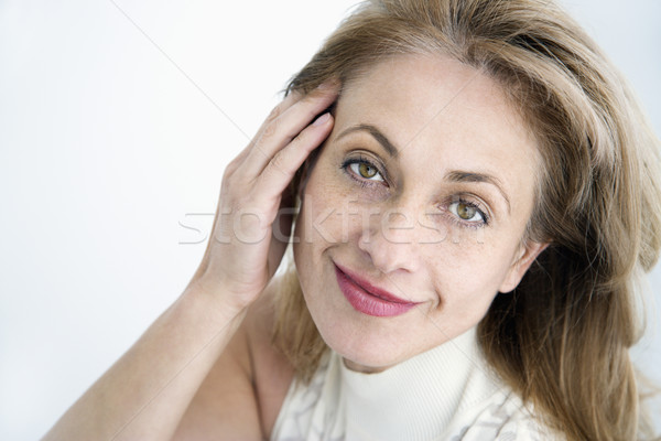 Glimlachende vrouw aantrekkelijk kaukasisch vrouw hand gezicht Stockfoto © iofoto