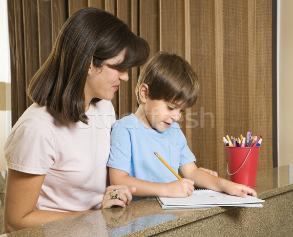 Madre aiutare figlio ispanico compiti per casa ragazzi Foto d'archivio © iofoto