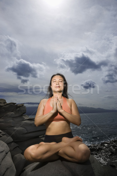 Stock fotó: Nő · meditál · ázsiai · ül · kő · óceán