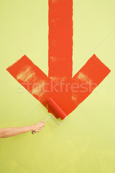 Vrouw schilderij pijl muur kaukasisch vrouwelijke Stockfoto © iofoto