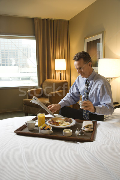 Biznesmen usługi śniadanie czytania Zdjęcia stock © iofoto