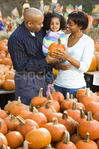Famiglia acquisto zucca genitori figlia Foto d'archivio © iofoto