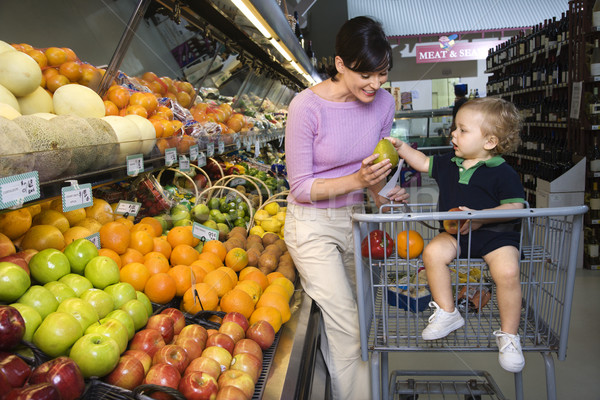 母親 食料品 ショッピング 白人 女性 フルーツ ストックフォト © iofoto