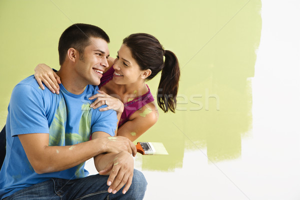 Fericit cuplu pictura zâmbitor râs interior Imagine de stoc © iofoto