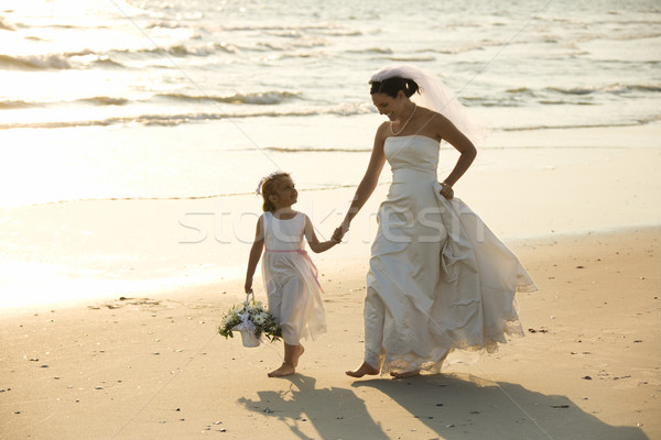 Menyasszony virág lány kaukázusi kéz a kézben sétál Stock fotó © iofoto