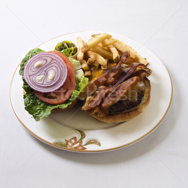 Pancetta cheeseburger piatto patatine fritte colore sandwich Foto d'archivio © iofoto