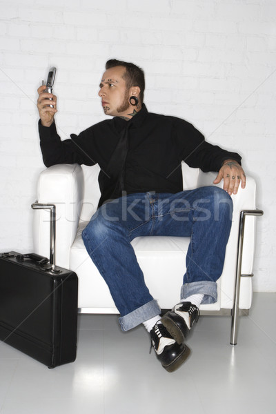 Uomo telefono cellulare valigetta tatuaggi guardando Foto d'archivio © iofoto
