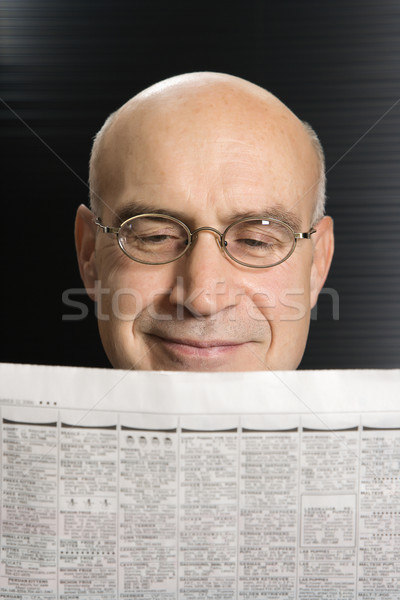 Geschäftsmann Lesung Zeitung Kopf erschossen Stock foto © iofoto