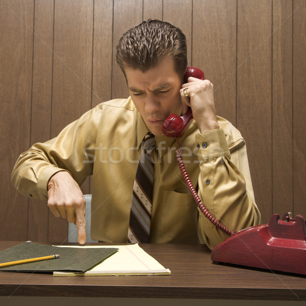 Empresario teléfono retro sesión escritorio hablar Foto stock © iofoto