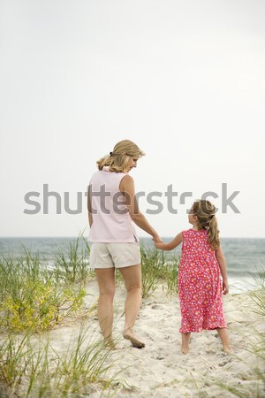 Moeder dochter strand kaukasisch vrouw lopen Stockfoto © iofoto