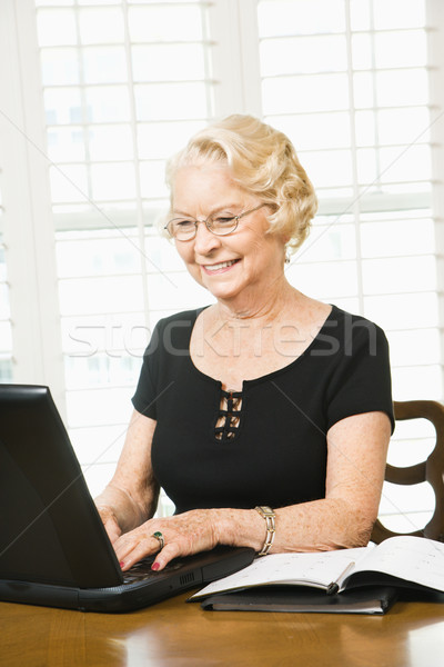 Foto stock: Mujer · madura · portátil · maduro · caucásico · mujer · usando · la · computadora · portátil