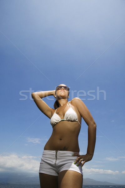 Frau Strand stehen bikini Stock foto © iofoto