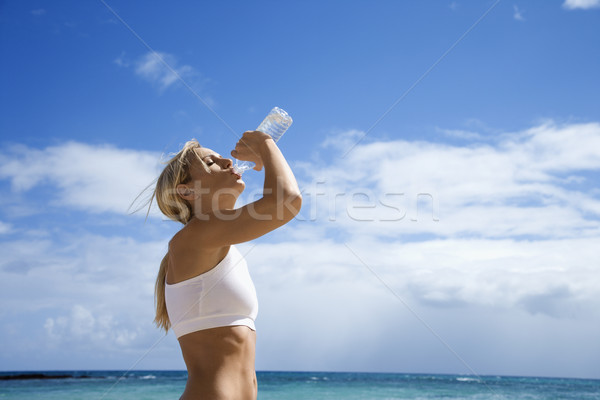 Mulher água potável praia caucasiano corpo Foto stock © iofoto